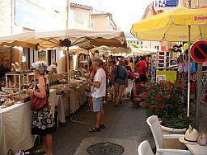 Marché hebdomadaire à Saint Saturnin les Apt